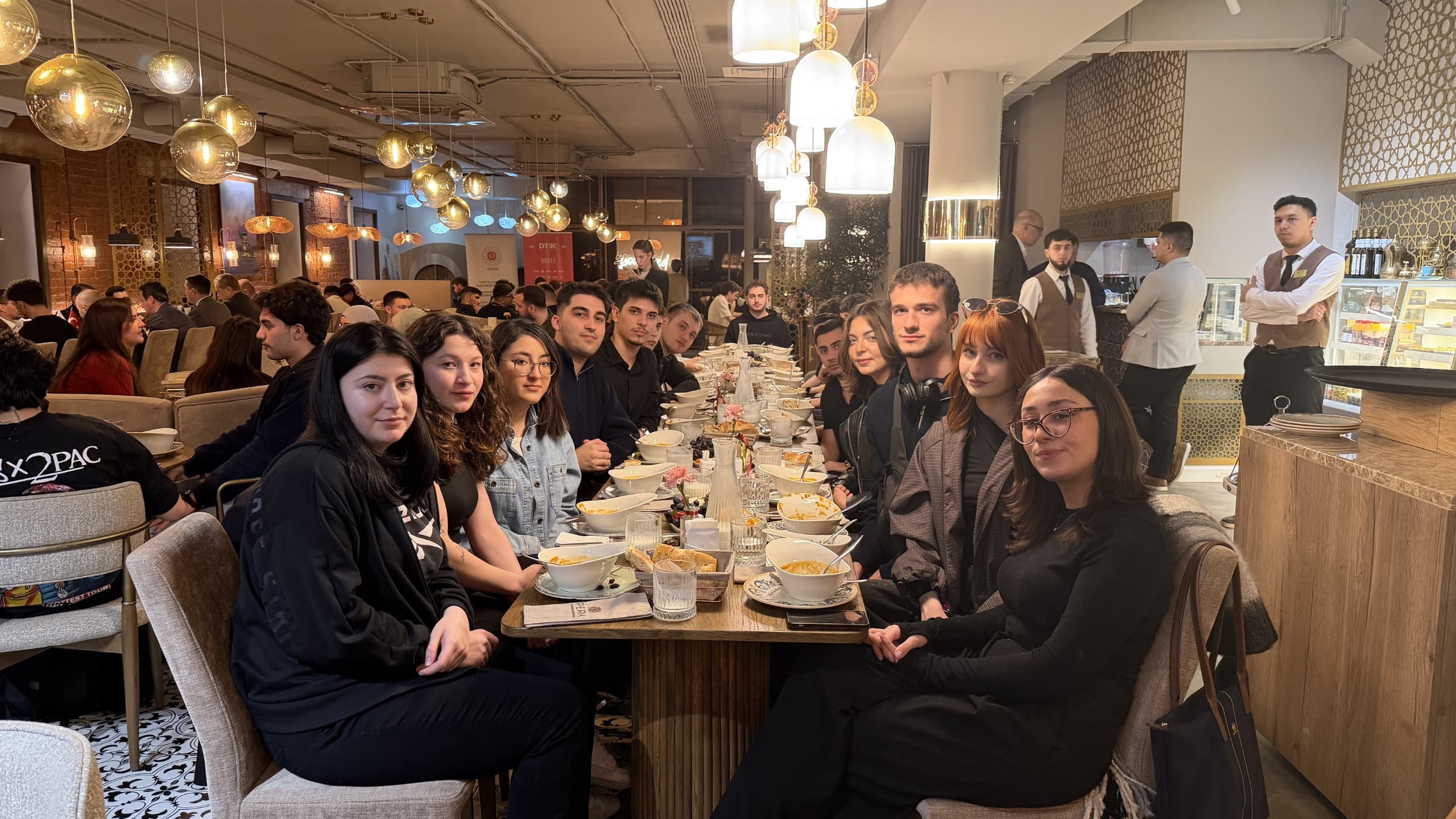 Zirve Yurt Dışı Eğitim öğrenci buluşması fotoğrafı 2